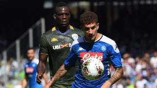 Napoli recortó distancias con Inter al vencer a Brescia de Mario Balotelli