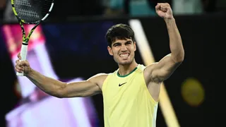 Alcaraz encontró solidez ante Kecmanovic y enfrentará Zverev en cuartos de Australia