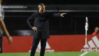 Ariel Holan tuvo amargo debut con Santos tras sufrir paliza ante Sao Paulo de Hernán Crespo