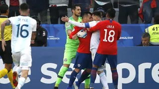 Columnista aseguró que en Argentina no quieren que Messi tenga “los huevos” de Medel