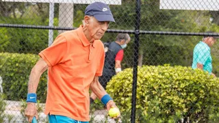 Tito Zerené, el veterano tenista de 97 años que la rompe en el Mundial Senior