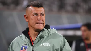 Hinchas encararon a Jorge Almirón a la salida del Monumental tras la eliminación en Copa Chile