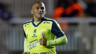 El fútbol está triste: Chupete Suazo jugó su último partido como profesional