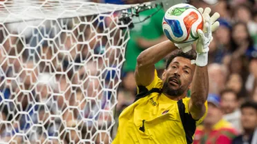 Revelan el sueldo de Vozinha en Colo Colo: lejos de Vidal pero en la zona media