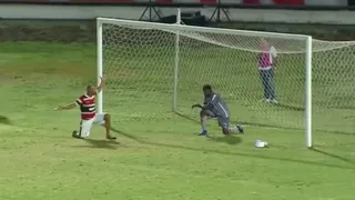 Insólito: Hincha entró a la cancha para “enseñarle” al arquero de su equipo a tirarse