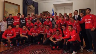 Seleccionados fueron recibidos como héroes en La Moneda