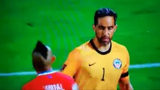 ¿Reconciliación total? El saludo entre Vidal y Bravo que emocionó a todos los hinchas de la Roja