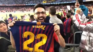 Vidal desató la alegría de un hincha chileno al regalarle su camiseta en Camp Nou