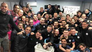 ¡Con Bravo incluido! La celebración del plantel de Manchester City tras goleada ante Burnley