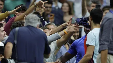 Carlos Alcaraz regaló sus zapatillas tras nuevo triunfazo en el US Open