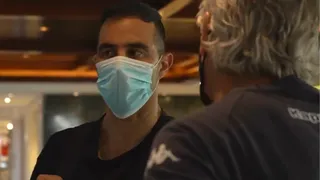 Claudio Bravo se incorporó a Real Betis y conversó con Manuel Pellegrini