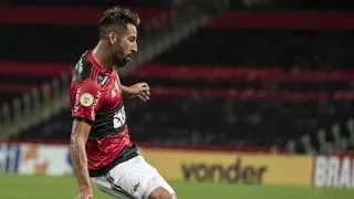 “Es lo peor”: Medio brasileño destrozó a Mauricio Isla por sus “problemas defensivos”