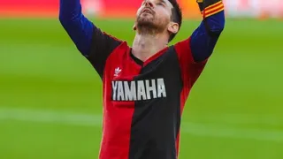 ¡Dio la vuelta al mundo! Lionel Messi homenajeó a Maradona con la camiseta 10 de Newell’s