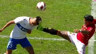 La jugada que costó la expulsión a Sebastián Leyton tras revisión del VAR ante la UC