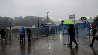 Los valientes hinchas que regresaron al CAP para presenciar el Huachipato-UC en lluviosa jornada