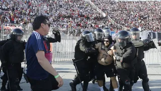 Los incidentes que protagonizaron los hinchas de Colo Colo en el Nacional