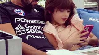 La alegría de Mauricio Isla junto a su hija Martina en la previa del choque con Uruguay