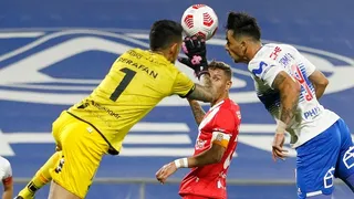 Zampedri aumentó para la UC ante Curicó con un cabezazo en el epílogo del primer tiempo