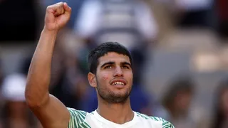 Alcaraz arrolló a Musetti y avanzó con firmeza a cuartos de Roland Garros