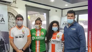 Cobresal femenino presentó nueva camiseta para la temporada 2022