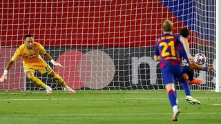 Luis Suárez definió magistralmente de penal para Barcelona ante Napoli por la Champions