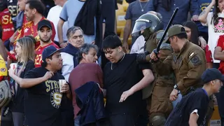 Carabineros desalojó a barristas de la U que entraron a la fuerza en Santa Laura