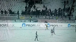 Hinchas atacaron a juez de línea con bolas de nieve en la liga serbia