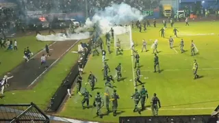 ¡Caos total! Los violentos disturbios que desataron la tragedia en el fútbol de Indonesia