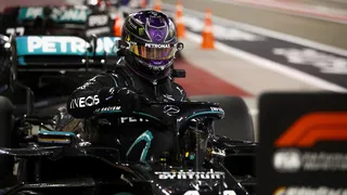 Lewis Hamilton elevó a 98 su récord histórico de ‘poles’ en Bahrein