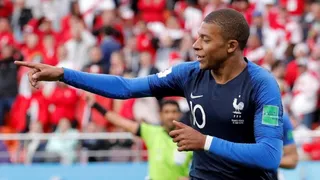Kylian Mbappé aprovechó un error en la salida y marcó el primer gol de Francia ante Perú