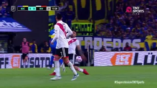Paulo Díaz se salvó de la segunda amarilla ante Boca Juniors
