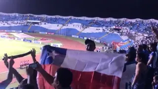 Los hinchas chilenos presentes en San Pedro Sula vibraron con himno nacional