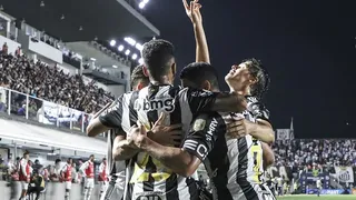 Atlético Mineiro de Eduardo Vargas impuso sus condiciones en triunfo ante Santos