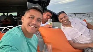 ¡Relajo total! Alexis Sánchez disfruta sus vacaciones junto a amigos en un yate