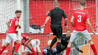 ¡Arbitro es cancha! Juez anotó un gol en Holanda y se llevó fuertes reclamos tras validarlo