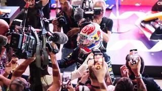 La celebración Max Verstappen luego de sellar el tricampeonato en la Fórmula 1