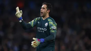 El City de Claudio Bravo enfrenta al United en el clásico de Manchester por la Copa de la Liga