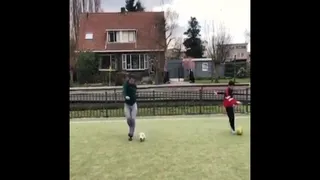 Total sincronización: Robin Van Persie y su hijo demostraron sus habilidades con el balón