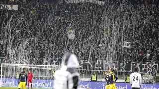 Hinchas en la Bundesliga lanzaron pelotas de tenis en protesta por programar duelos los lunes