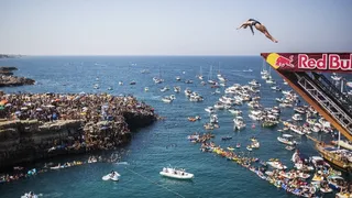 ¡Impresionante! Clavadistas sorprendieron con sus maniobras en el Red Bull Cliff Diving en Italia