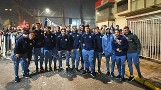 Hinchas de la UC dieron calurosa bienvenida al plantel en Curicó