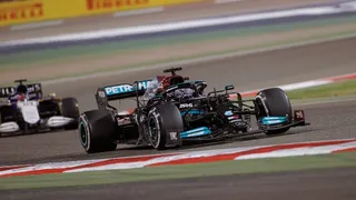 Hamilton superó a Verstappen sobre el final y abrió el año imponiendo sus términos