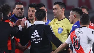 Ex árbitros FIFA respaldaron a Tobar: Aparece en las Reglas de Juego, está bien anulado el gol a River