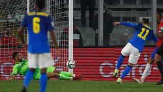 ¡Balde de agua fría! Everton Ribeiro aprovechó un rebote y marcó para Brasil ante la Roja