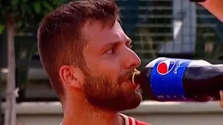 Tenista francés causó furor al pedir una bebida gaseosa en pleno partido en Buenos Aires