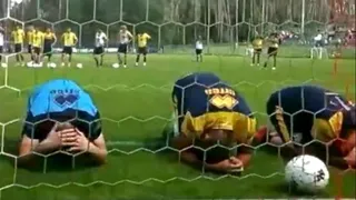 Pelotazos en el trasero: El llamativo castigo de Parma a equipo perdedor en entrenamiento