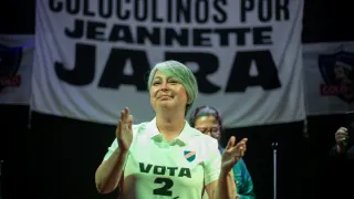 La inesperada arenga de la candidata presidencial Jeannette Jara con hinchas de Colo Colo