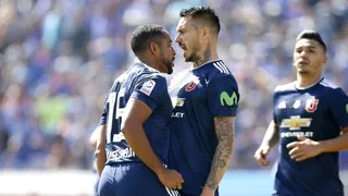 La dura pelea entre Jean Beausejour y Mauricio Pinilla en el Superclásico