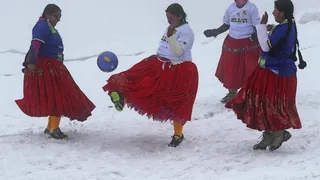 Las cholitas escaladoras de Bolivia jugaron al fútbol a 5.000 metros de altitud
