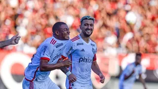 Erick Pulgar fue titular en el triunfo de Flamengo sobre Atlético Goianiense